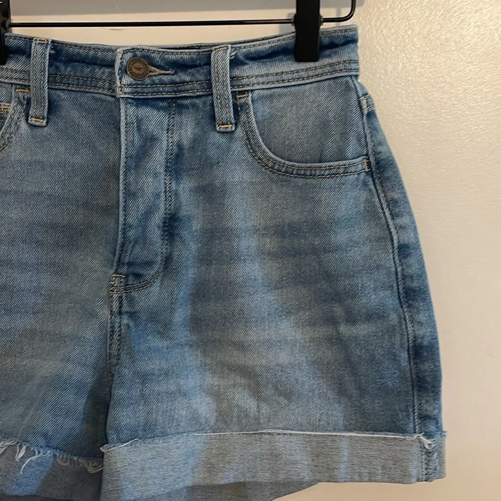 Hollister Curvy Ultra High Rise Button Fly Mom Jeans 1 / 25
